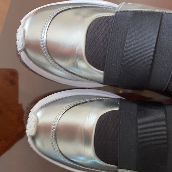 Alexander McQueen designer trainers. - Picture 8 of 8